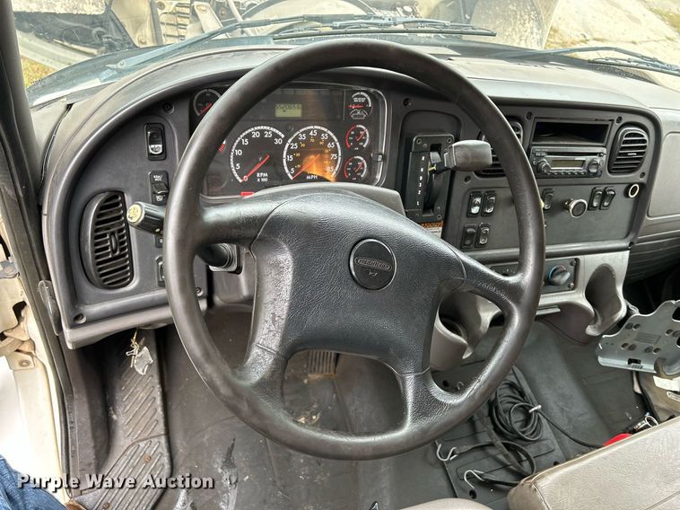 image for item DQ0938 2013 Freightliner Business Class M2  flatbed truck