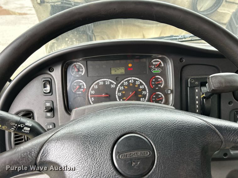 image for item DQ0938 2013 Freightliner Business Class M2  flatbed truck