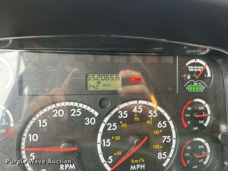 image for item DQ0938 2013 Freightliner Business Class M2  flatbed truck