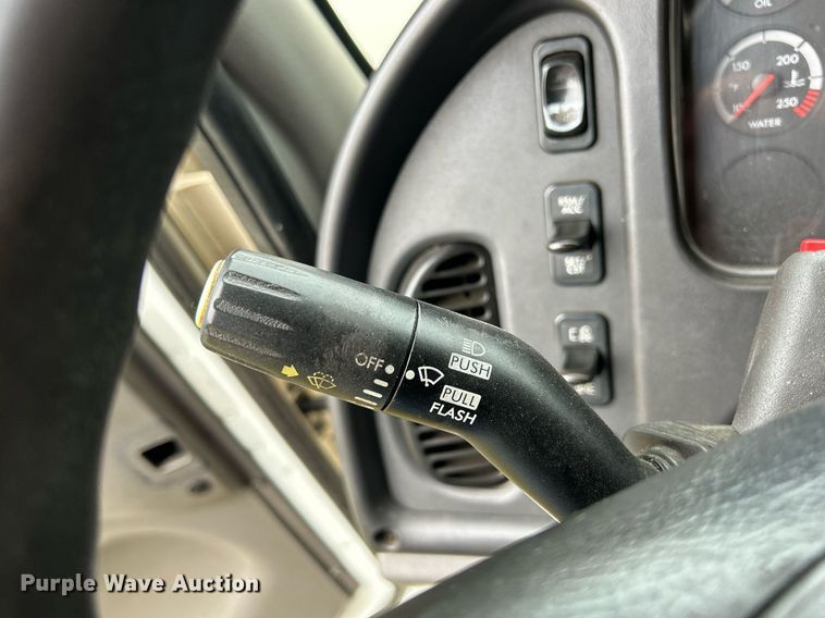 image for item DQ0938 2013 Freightliner Business Class M2  flatbed truck