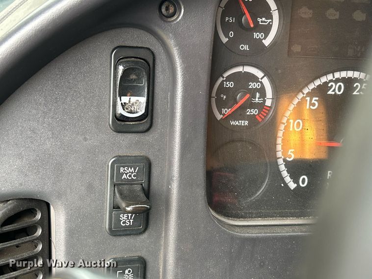 image for item DQ0938 2013 Freightliner Business Class M2  flatbed truck