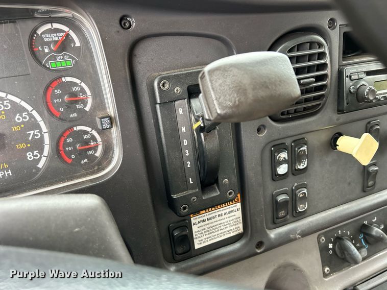 image for item DQ0938 2013 Freightliner Business Class M2  flatbed truck