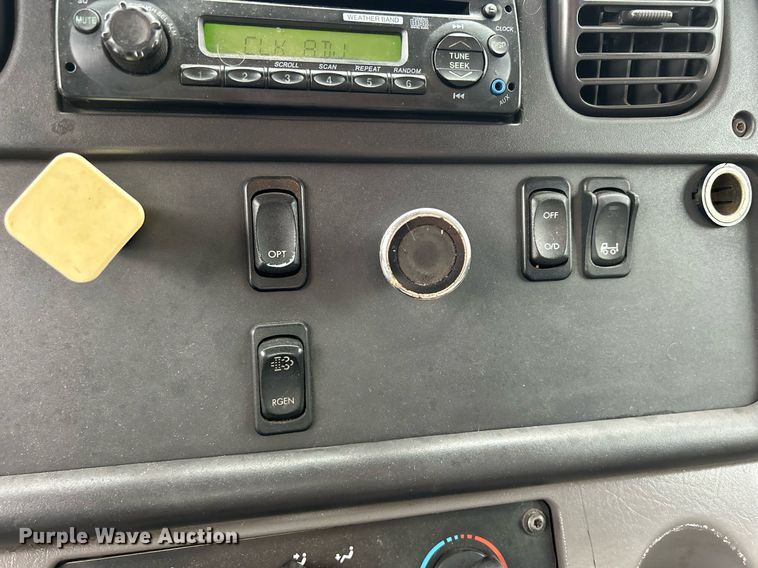 image for item DQ0938 2013 Freightliner Business Class M2  flatbed truck