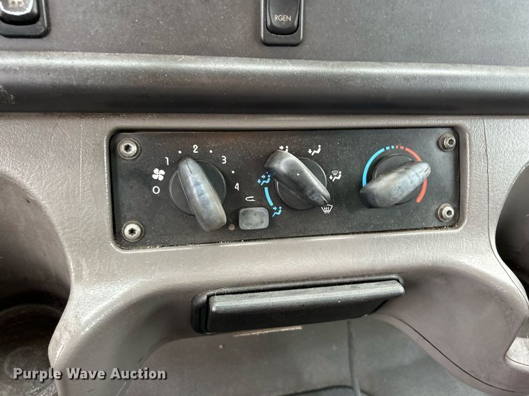 image for item DQ0938 2013 Freightliner Business Class M2  flatbed truck