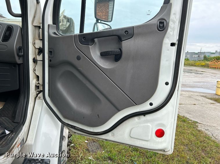 image for item DQ0938 2013 Freightliner Business Class M2  flatbed truck