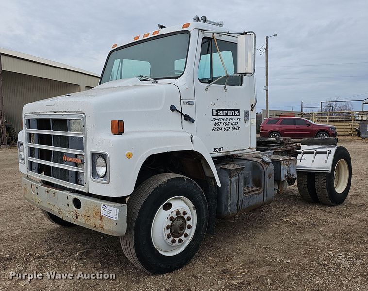 image for item DR5931 1987 International S2300  semi truck