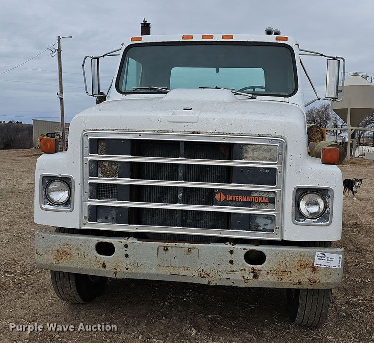 image for item DR5931 1987 International S2300  semi truck