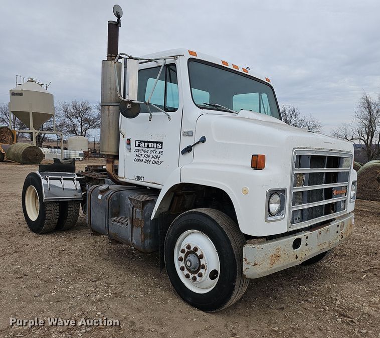 image for item DR5931 1987 International S2300  semi truck