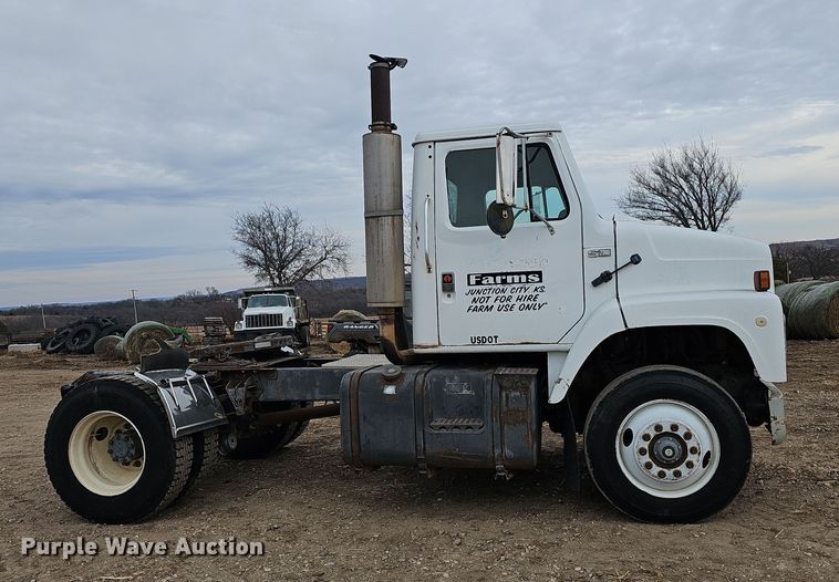 image for item DR5931 1987 International S2300  semi truck