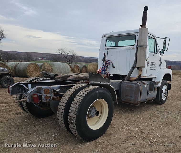 image for item DR5931 1987 International S2300  semi truck