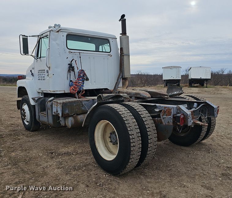 image for item DR5931 1987 International S2300  semi truck