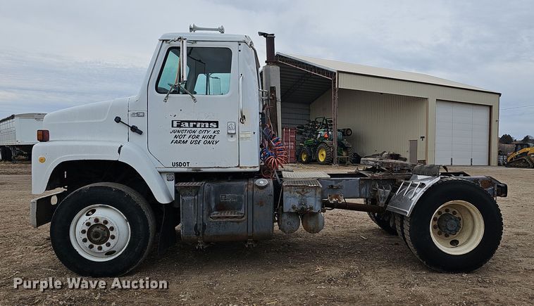 image for item DR5931 1987 International S2300  semi truck