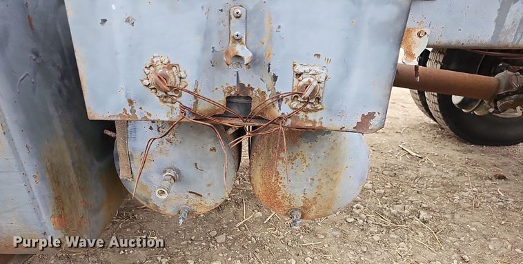 image for item DR5931 1987 International S2300  semi truck