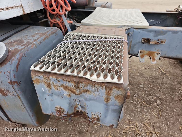 image for item DR5931 1987 International S2300  semi truck