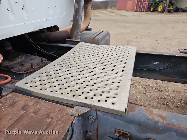 image for item DR5931 1987 International S2300  semi truck