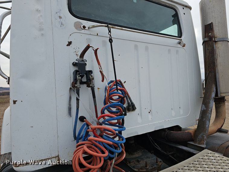 image for item DR5931 1987 International S2300  semi truck