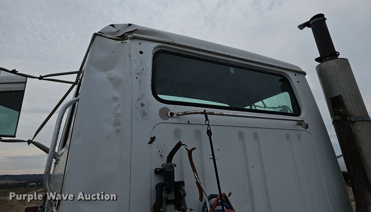 image for item DR5931 1987 International S2300  semi truck