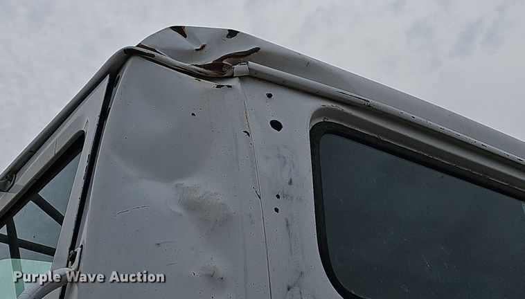 image for item DR5931 1987 International S2300  semi truck