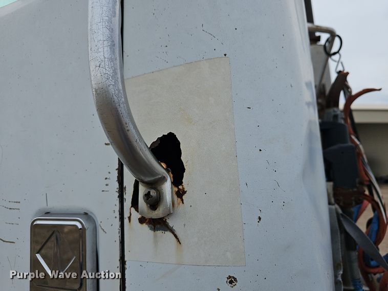 image for item DR5931 1987 International S2300  semi truck