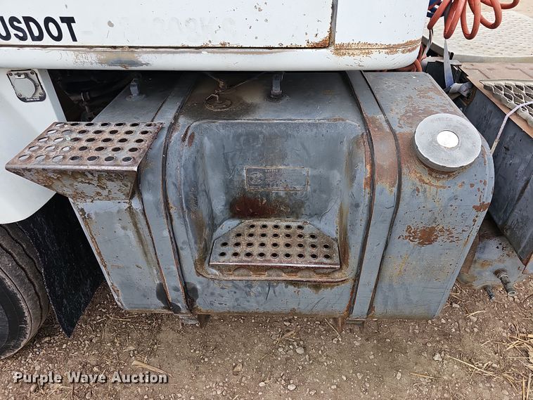 image for item DR5931 1987 International S2300  semi truck