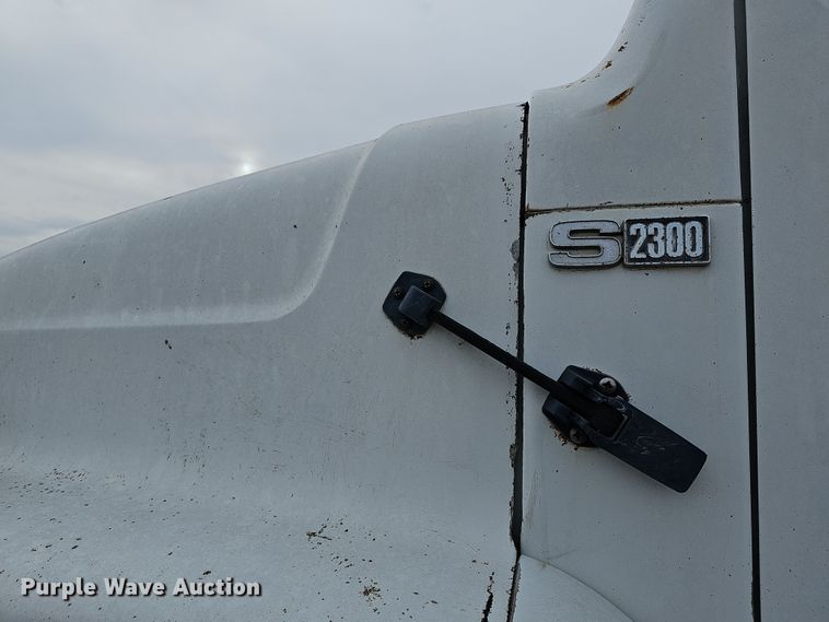 image for item DR5931 1987 International S2300  semi truck