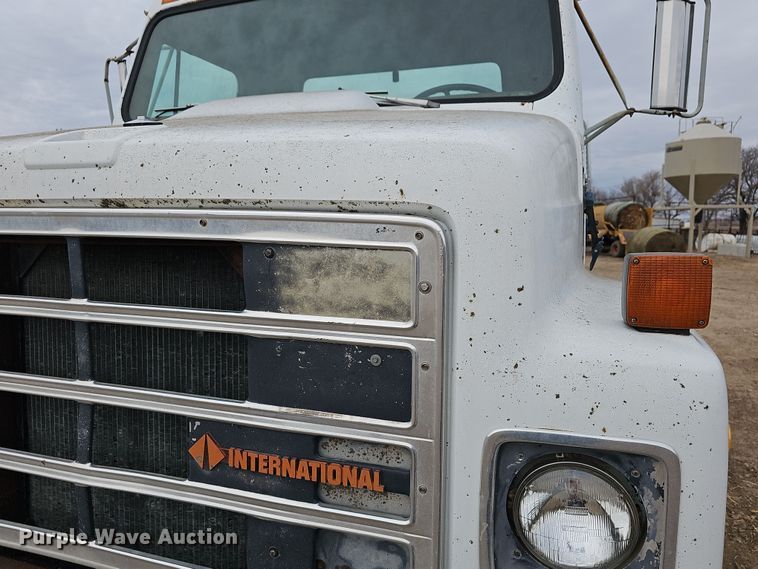 image for item DR5931 1987 International S2300  semi truck
