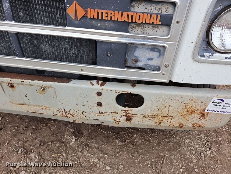 image for item DR5931 1987 International S2300  semi truck