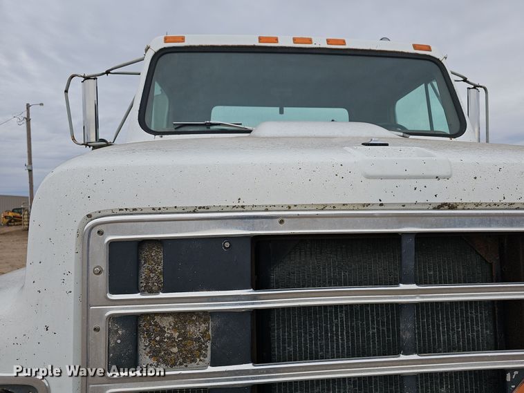 image for item DR5931 1987 International S2300  semi truck