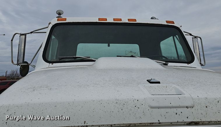 image for item DR5931 1987 International S2300  semi truck