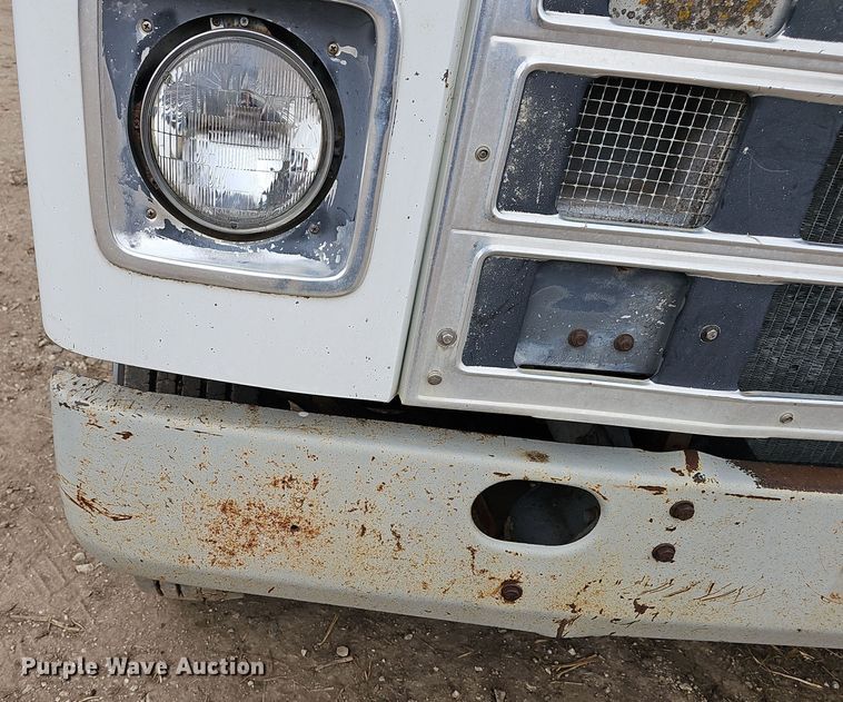 image for item DR5931 1987 International S2300  semi truck