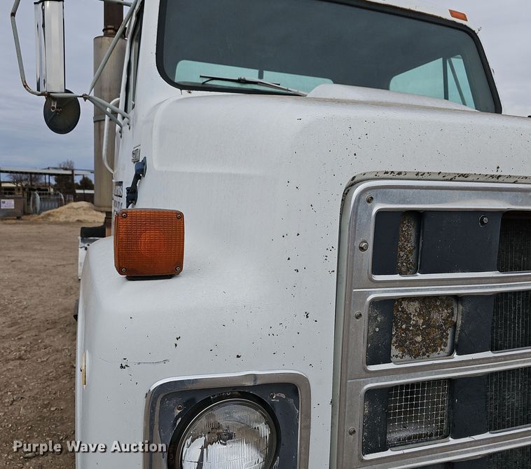 image for item DR5931 1987 International S2300  semi truck