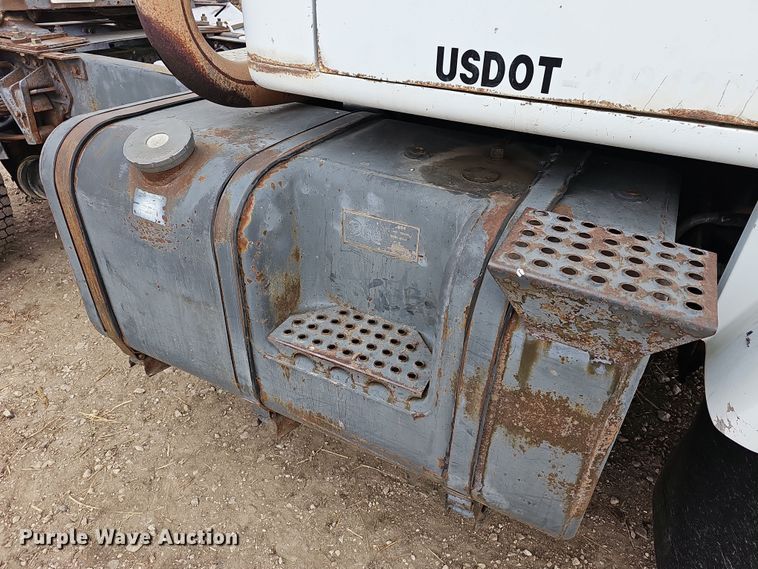 image for item DR5931 1987 International S2300  semi truck