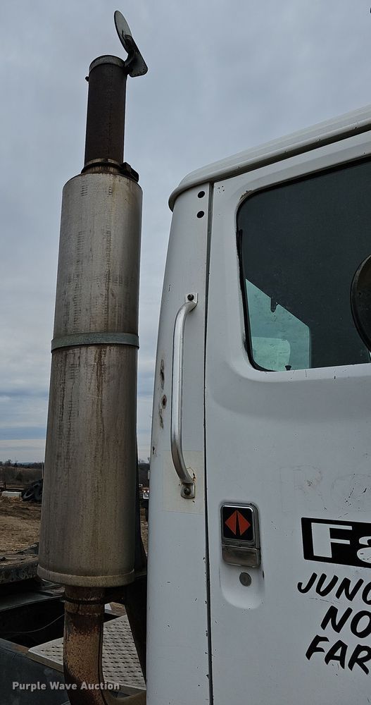 image for item DR5931 1987 International S2300  semi truck