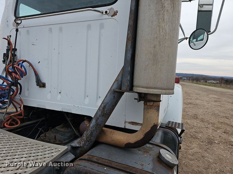 image for item DR5931 1987 International S2300  semi truck