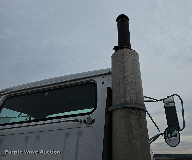 image for item DR5931 1987 International S2300  semi truck