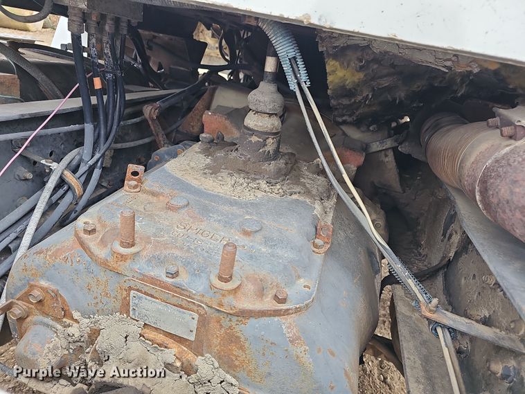 image for item DR5931 1987 International S2300  semi truck