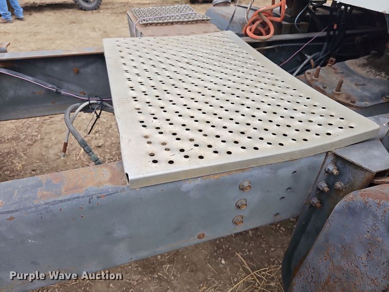 image for item DR5931 1987 International S2300  semi truck