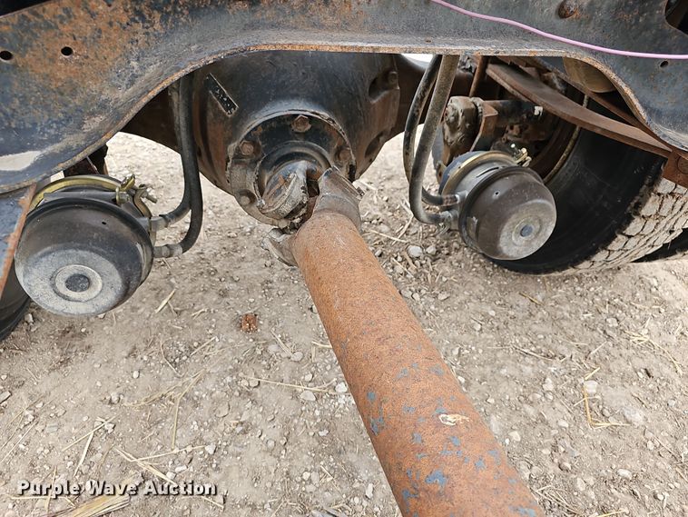 image for item DR5931 1987 International S2300  semi truck