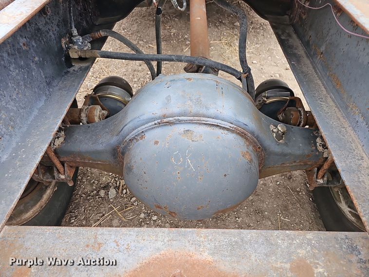 image for item DR5931 1987 International S2300  semi truck