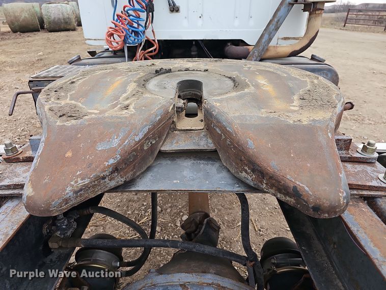 image for item DR5931 1987 International S2300  semi truck