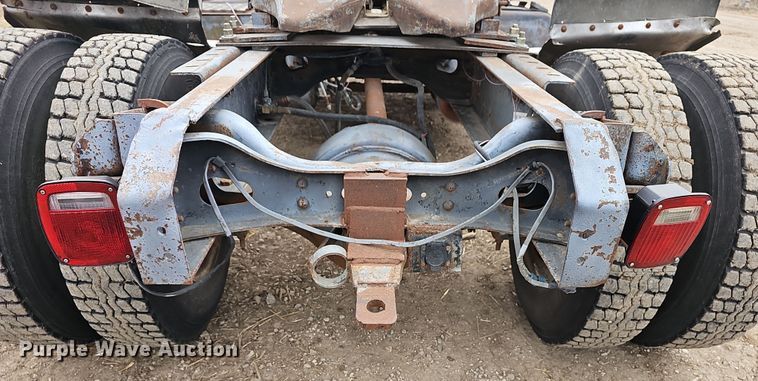 image for item DR5931 1987 International S2300  semi truck