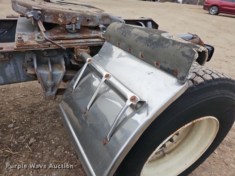 image for item DR5931 1987 International S2300  semi truck