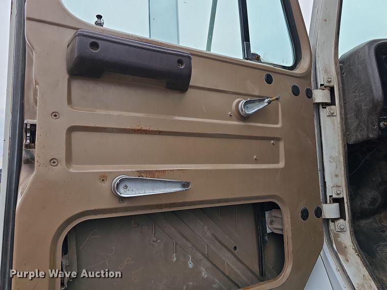 image for item DR5931 1987 International S2300  semi truck