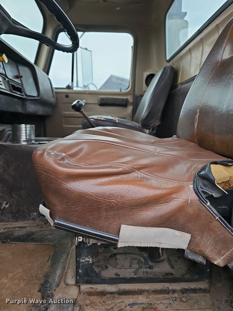 image for item DR5931 1987 International S2300  semi truck