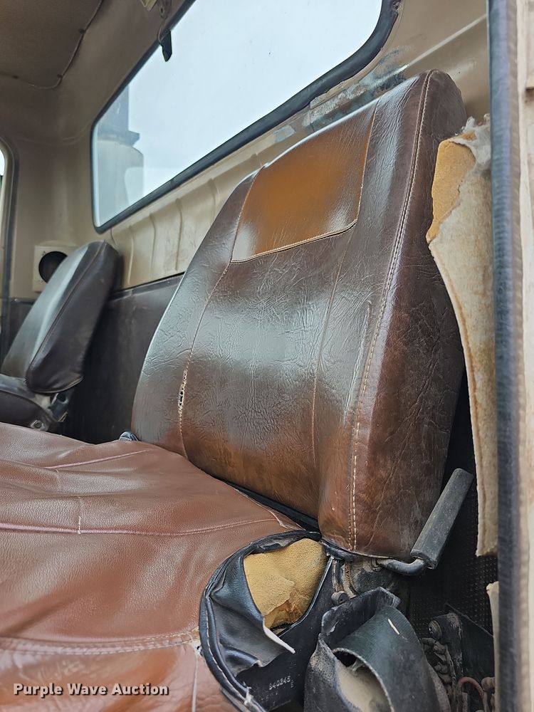 image for item DR5931 1987 International S2300  semi truck