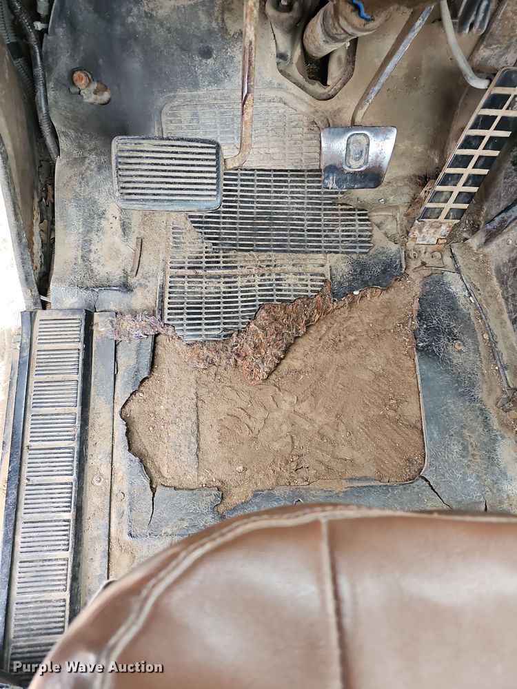 image for item DR5931 1987 International S2300  semi truck