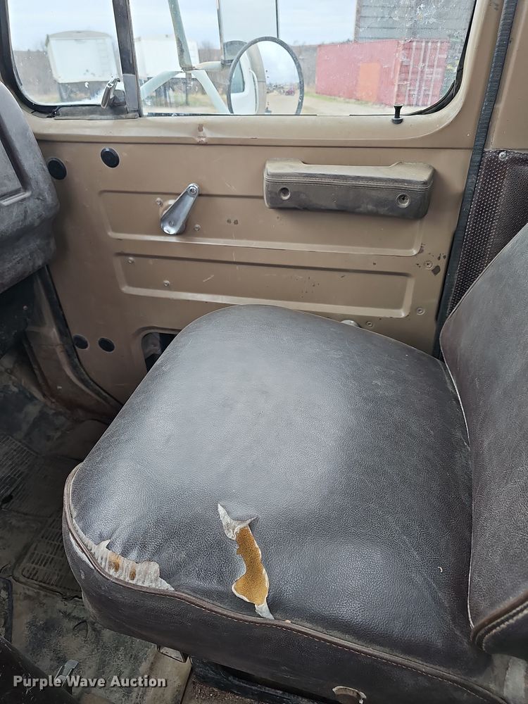 image for item DR5931 1987 International S2300  semi truck