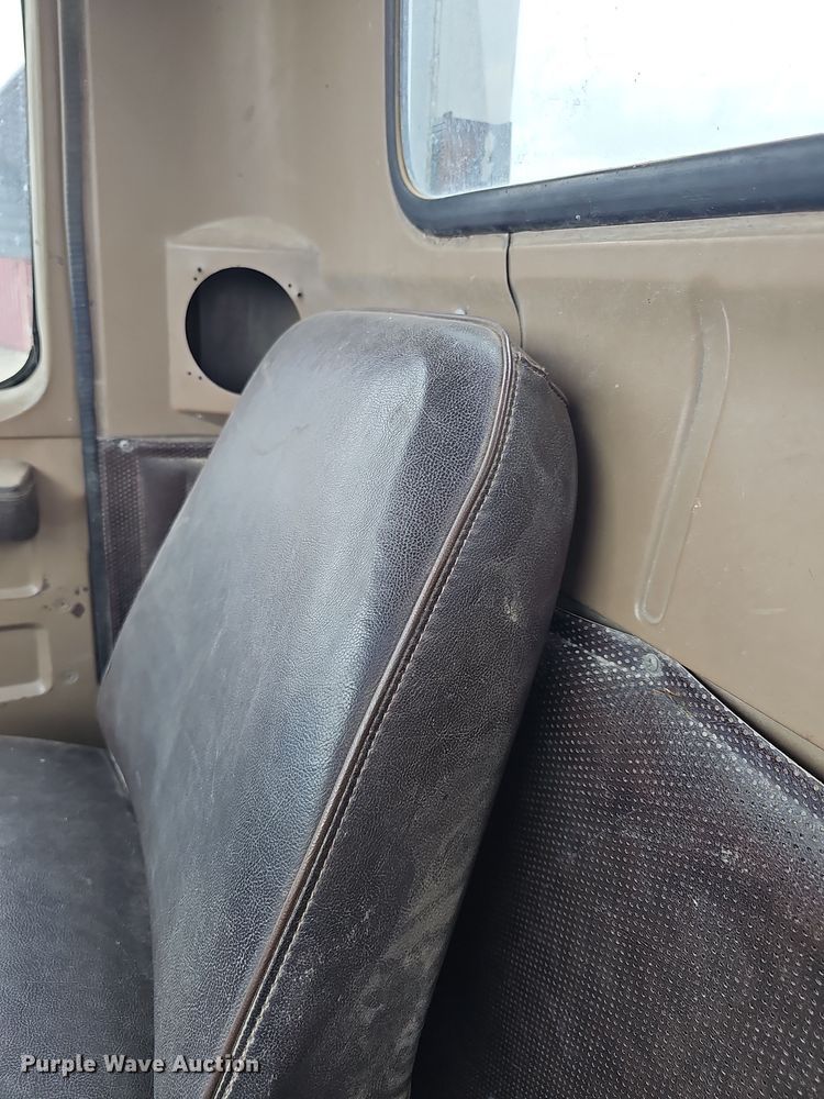 image for item DR5931 1987 International S2300  semi truck