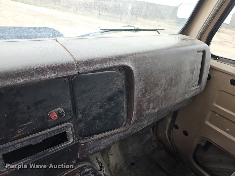 image for item DR5931 1987 International S2300  semi truck