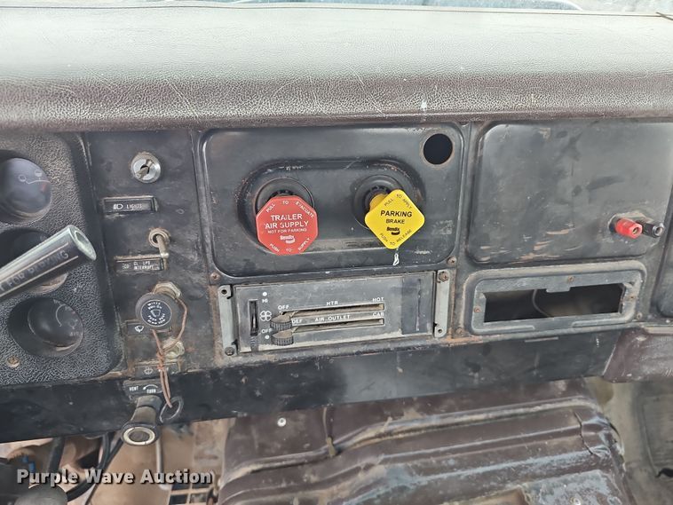 image for item DR5931 1987 International S2300  semi truck